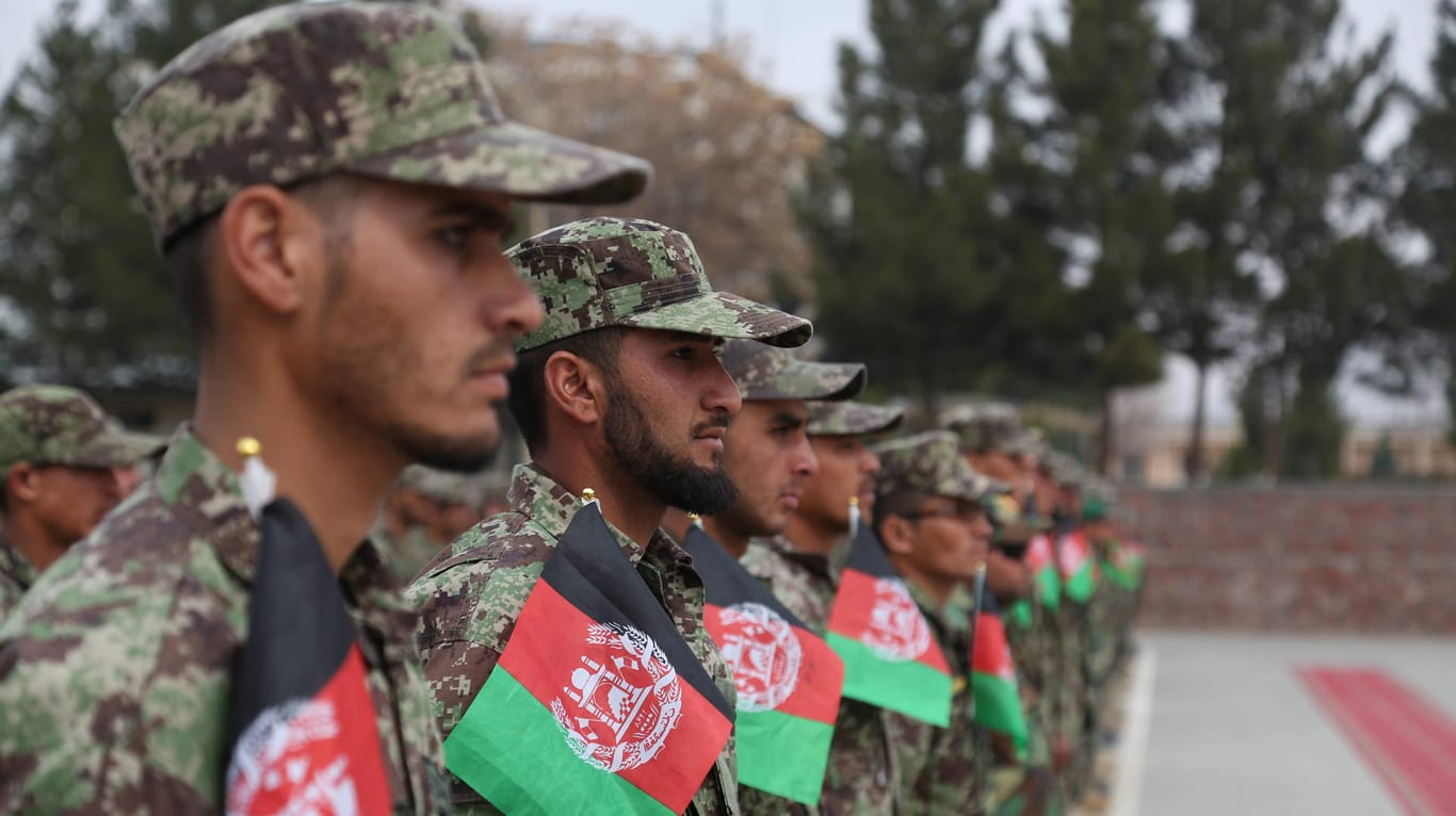 Afghanische Soldaten bei ihrer Vereidigung in Kabul: Die Soldaten müssen künftig ohne Unterstützung der Nato das Land vor den Taliban beschützen.