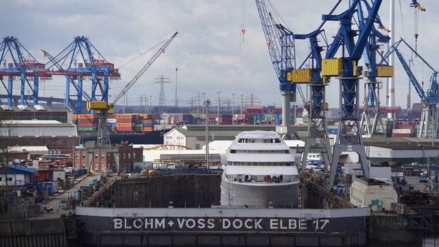 Mega-Jacht nach Großbrand in Bremen nun in Hamburg aufgebaut