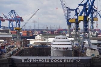 Mega-Yacht „Sassi II“ bei Blohm + Voss