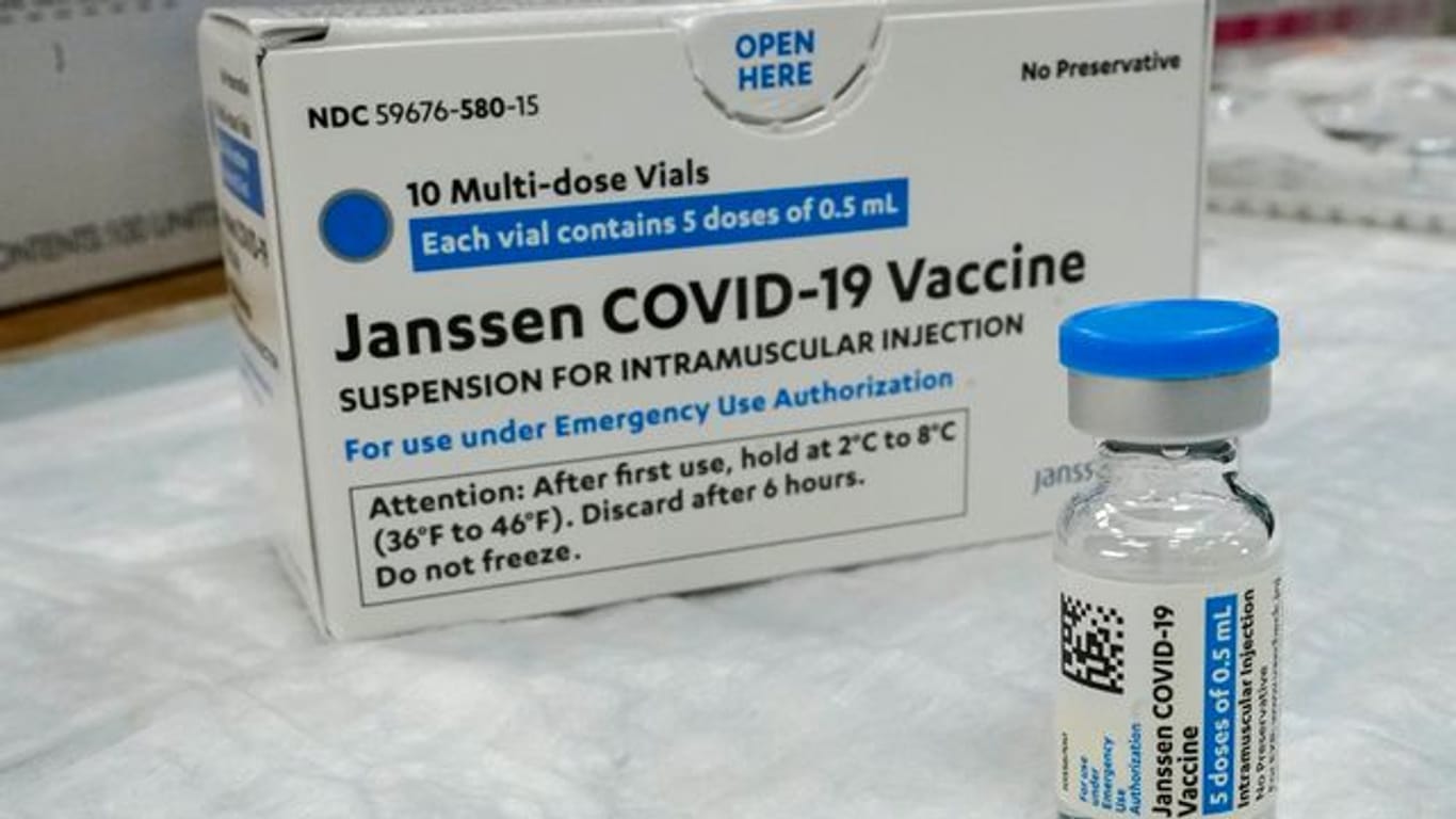 Eine Ampulle und eine Verpackung des Corona-Impfstoffs von Johnson & Johnson.