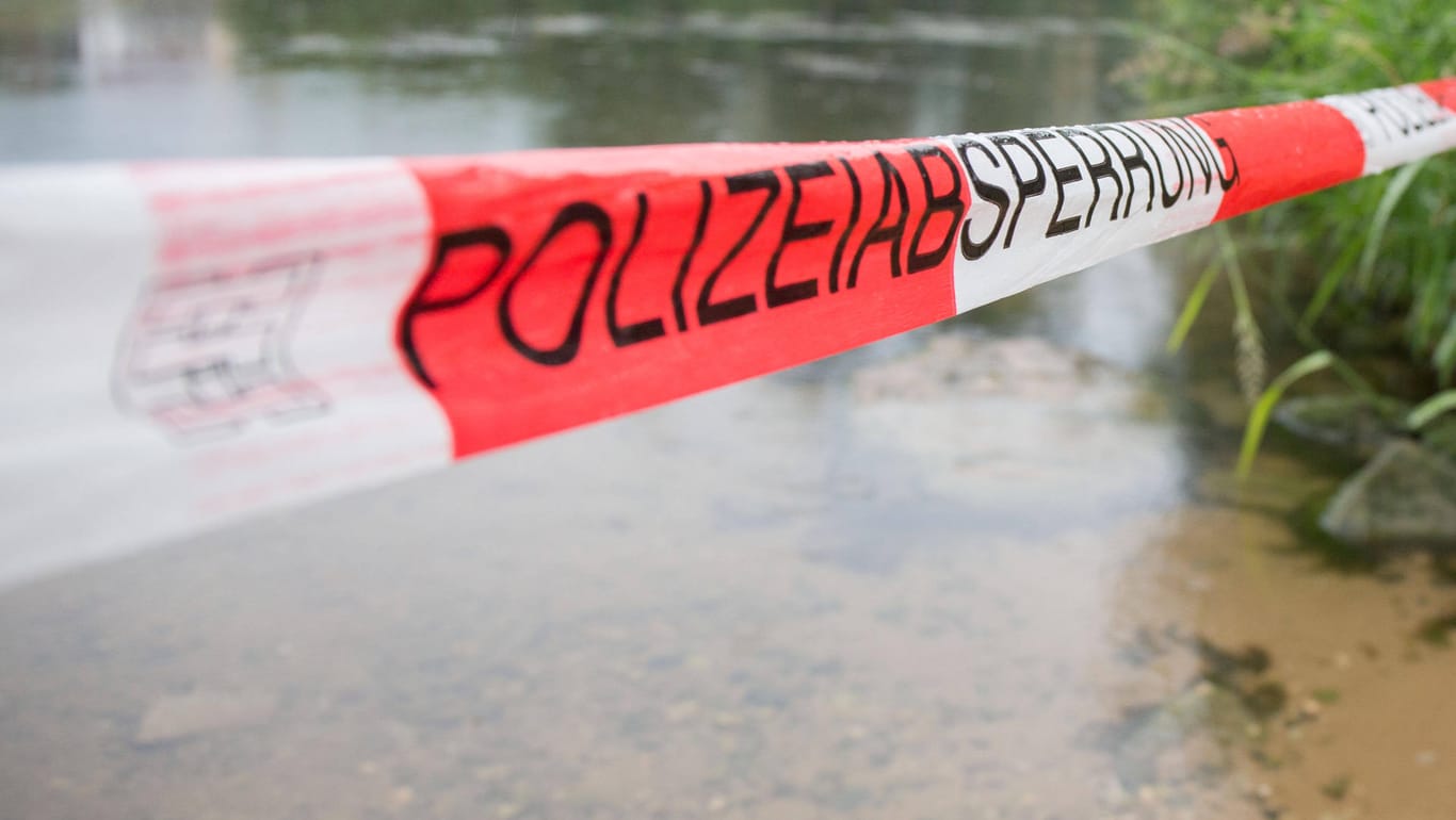 Absperrband der Polizei an einem Gewässer: Das 15-jährige Mädchen war zuerst vermisst und dann tot aufgefunden.