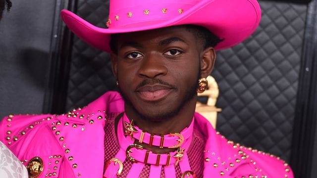 Lil Nas X kommt Dominic Fike ganz nah.