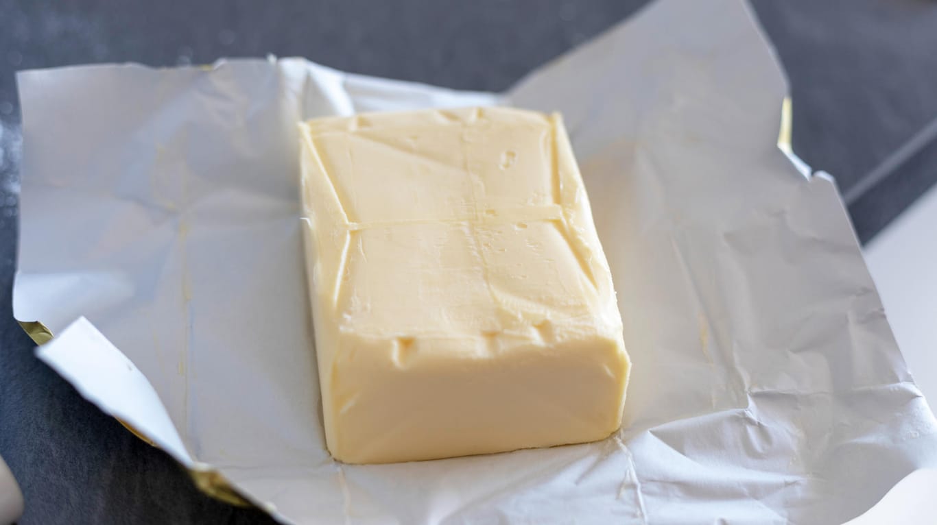 Butter: Der Butterwickler besteht häufig aus einem beschichteten Papier.
