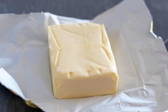 Butter: Der Butterwickler besteht häufig aus einem beschichteten Papier.