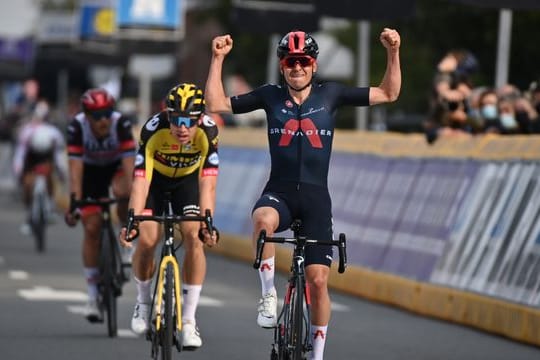 Thomas Pidcock (r) überquert beim Eintagesrennen vor Topfavorit Wout van Aert die Ziellinie.