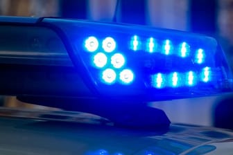 Ein Blaulicht der Polizei leuchtet auf (Symbolbild): Ein 69-Jähriger und seine Mutter sind in die Fassade eines Imbisses gekracht.