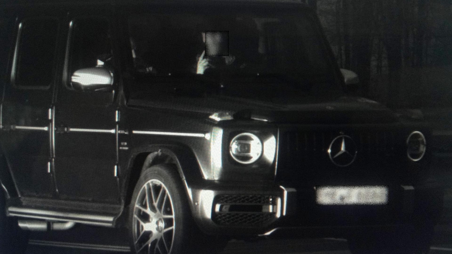 Mit Handy am Ohr und 166 Kilometer pro Stunde statt den erlaubten 70: Dafür muss der Mercedesfahrer für drei Monate seinen Führerschein abgeben. Mit Handy am Ohr und 166 Kilometer pro Stunde statt den erlaubten 70: Dafür muss der Mercedesfahrer für drei Monate seinen Führerschein abgeben.