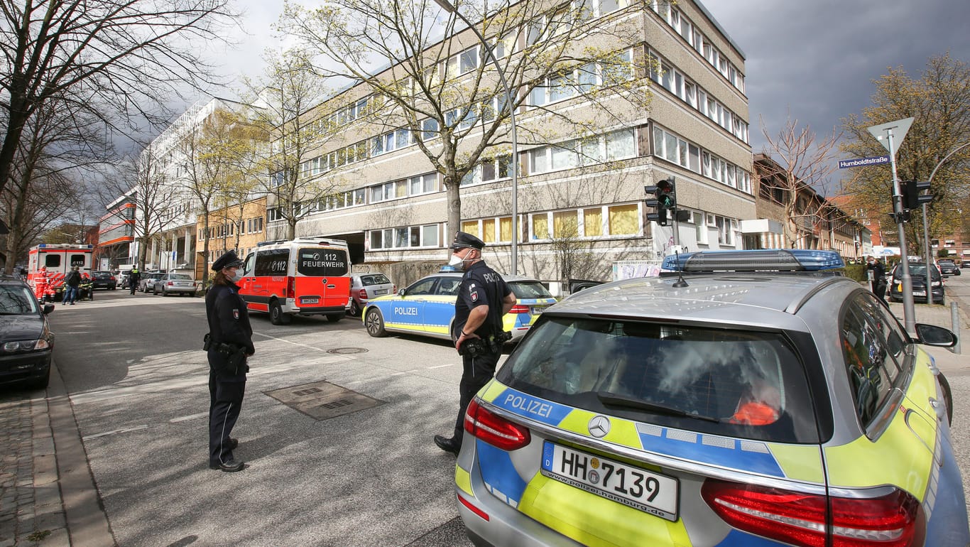 Einsatzkräfte von Polizei und Feuerwehr bei einem Einsatz in einer Flüchtlingsunterkunft: Wegen der möglichen Gefährdung zweier Kinder sind Spezialkräfte der Hamburger Polizei im Einsatz gewesen.