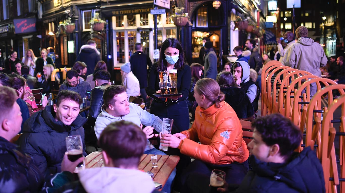 Ein Pub mit offenem Außenbereich in London: In Großbritannien ist seit dieser Woche die Außengastronomie wieder geöffnet (Symbolfoto).