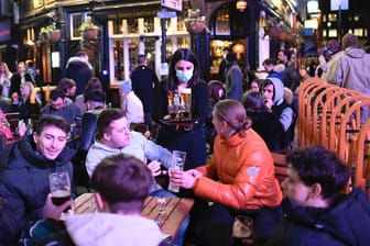 Ein Pub mit offenem Außenbereich in London: In Großbritannien ist seit dieser Woche die Außengastronomie wieder geöffnet (Symbolfoto).