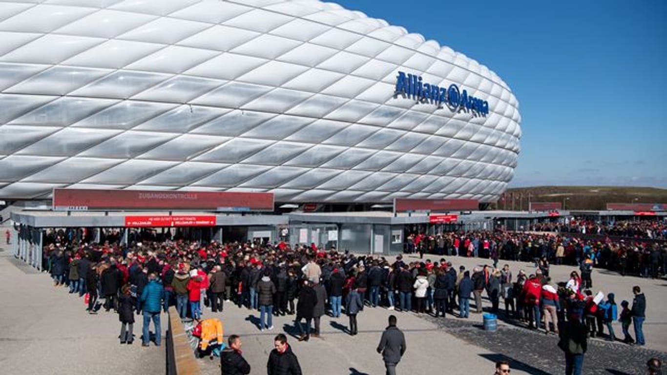 Eine zu rund einem Fünftel gefüllte Arena stellt München der Europäischen Fußball-Union in Aussicht.