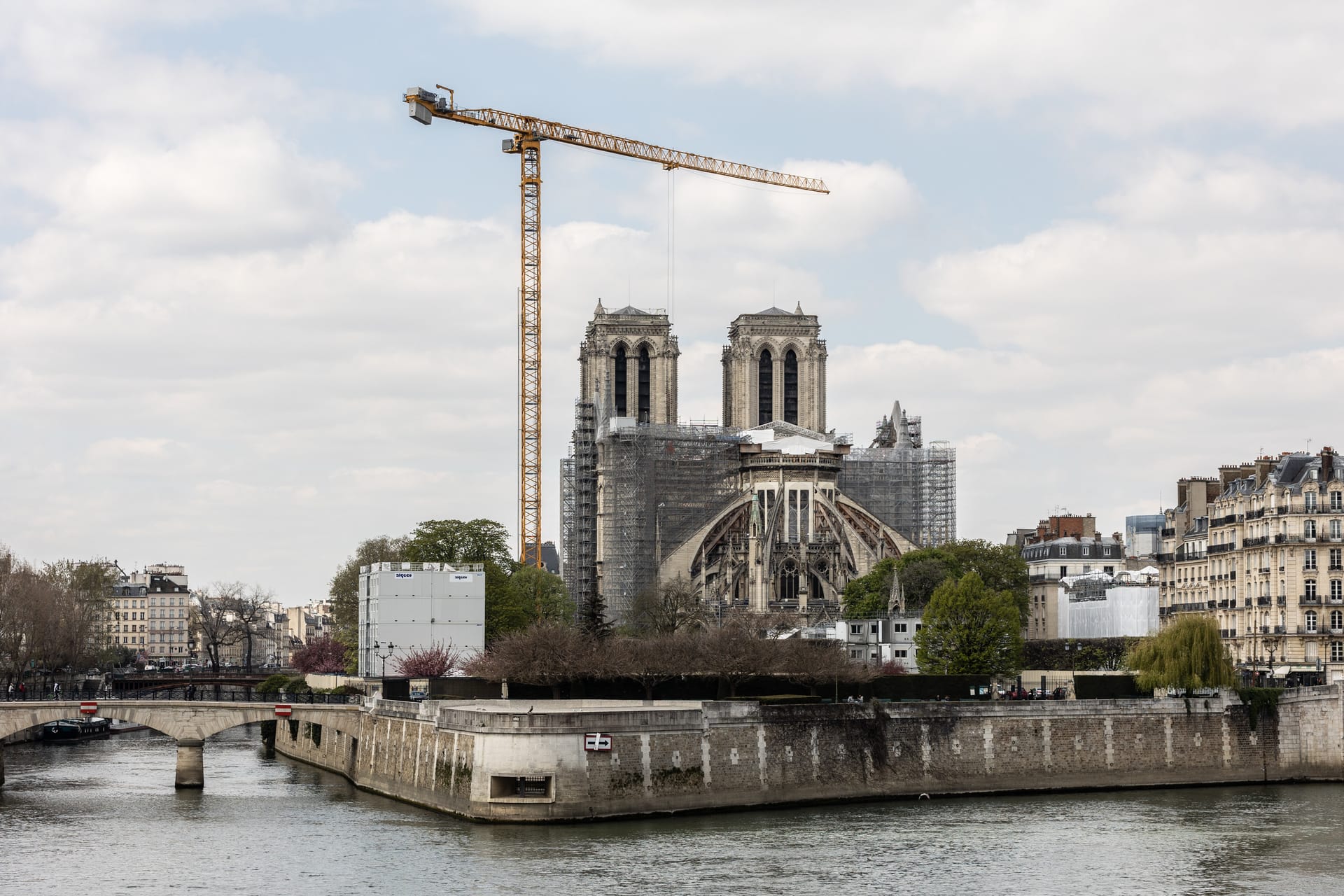 Die Aufbauarbeiten zwei Jahre nach dem Brand: Ein Kran steht an der Kathedrale Notre-Dame.
