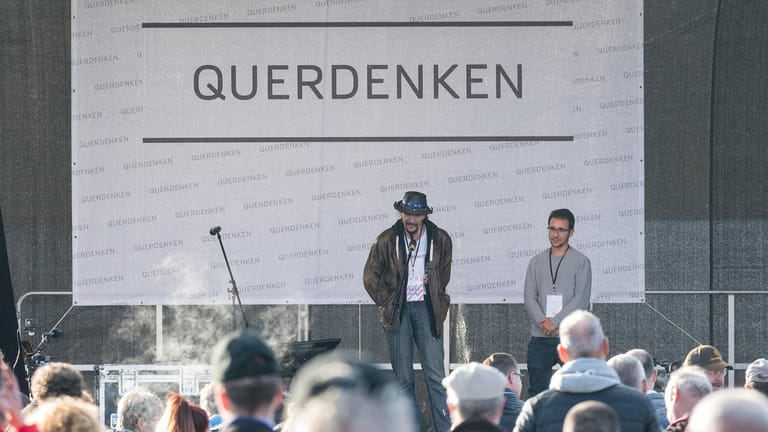Auf der Querdenken-Bühne: In Weiden stellte sich "Frank der Reisende" im Oktober als Netzwerker vor.