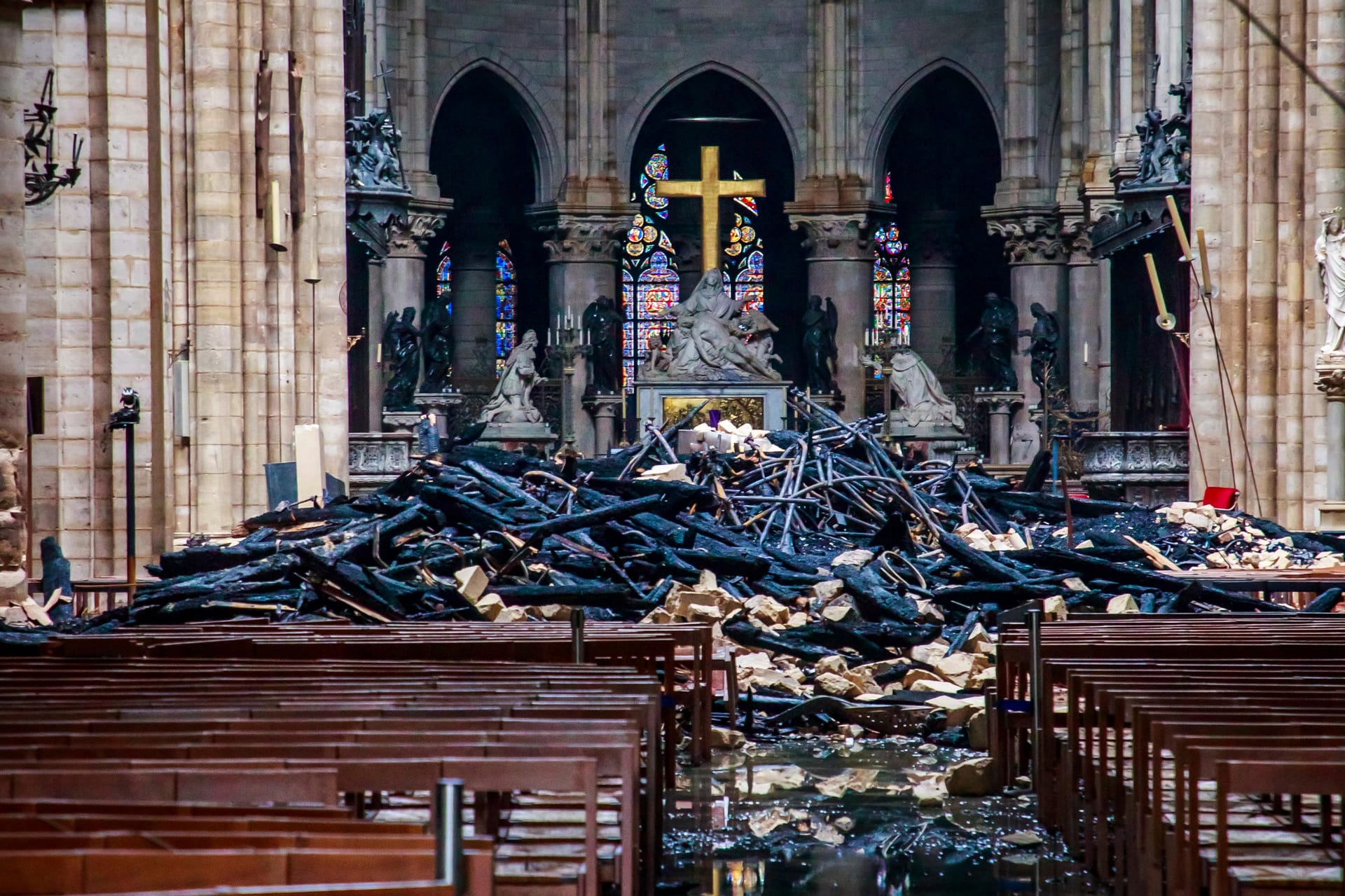 Die Notre-Dame nach dem Brand am 16. April 2019: Trümmerteile und verkohlte Holzbalken liegen im Inneren der Kathedrale.