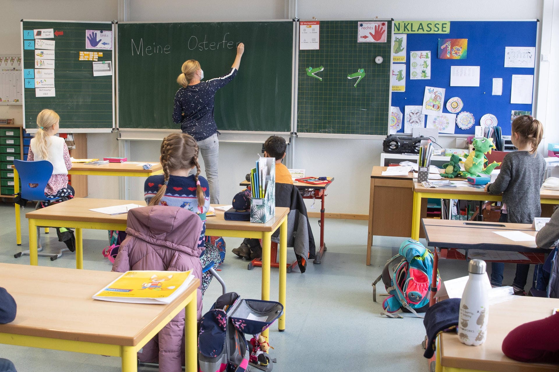 Unterricht während der Pandemie in einer Grundschule (Symbolbild): In einer Kölner Brennpunktschule kommen mehr als die Hälfte der Schüler in die Notbetreuung.
