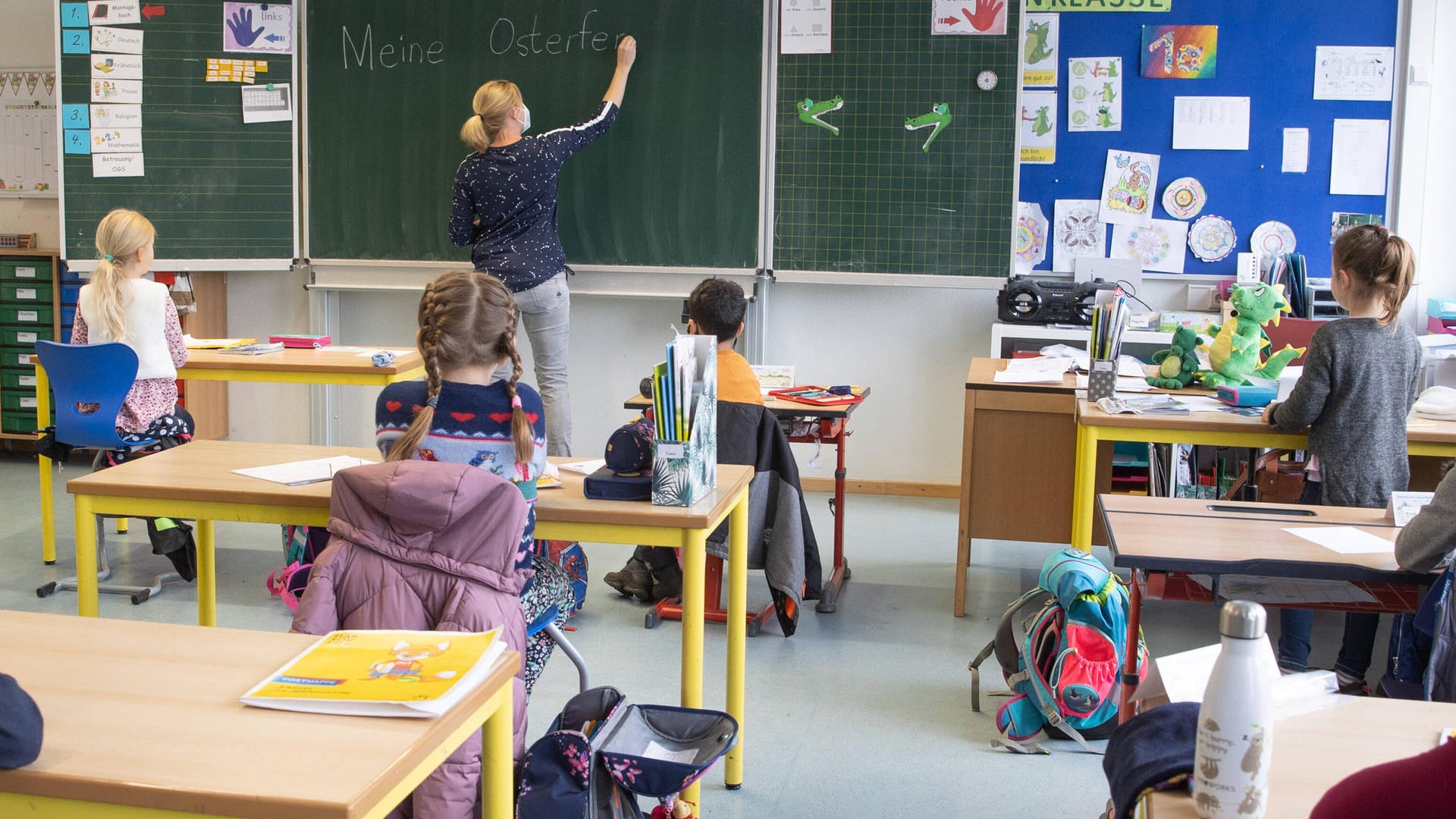 Unterricht während der Pandemie in einer Grundschule (Symbolbild): In einer Kölner Brennpunktschule kommen mehr als die Hälfte der Schüler in die Notbetreuung.