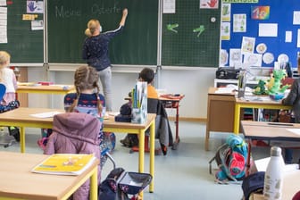 Unterricht während der Pandemie in einer Grundschule (Symbolbild): In einer Kölner Brennpunktschule kommen mehr als die Hälfte der Schüler in die Notbetreuung.