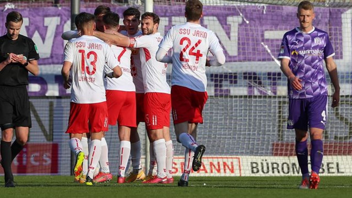 Die Spieler von Jahn Regensburg feiern die 1:0-Führung gegen VfL Osnabrück.