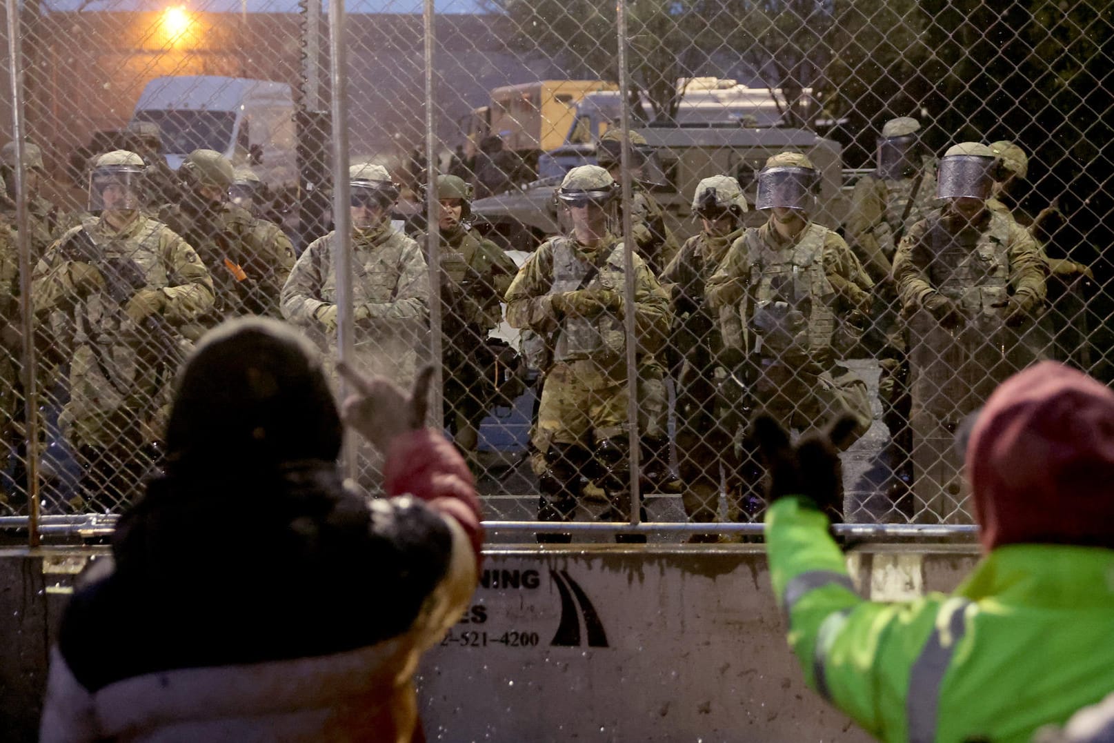 Demonstrationen in der Nähe der US-Stadt Minneapolis nach tödlichen Schüssen auf einen Schwarzen: Die mutmaßlich verantwortliche Polizisten wurde festgenommen.