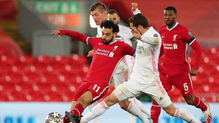 Liverpools Mohamed Salah (l.) am Ball: Die "Reds" sind aus der Champions League ausgeschieden.