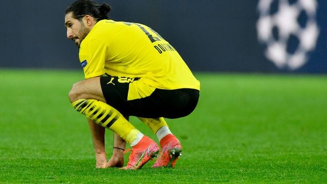 Dortmunds Emre Can hockt nach dem Aus in der Champions Leaague auf dem Spielfeld. Dortmunds Emre Can hockt nach dem Aus in der Champions Leaague auf dem Spielfeld.