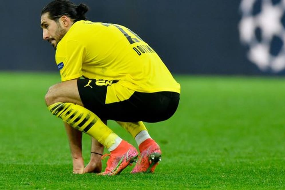 Dortmunds Emre Can hockt nach dem Aus in der Champions Leaague auf dem Spielfeld.