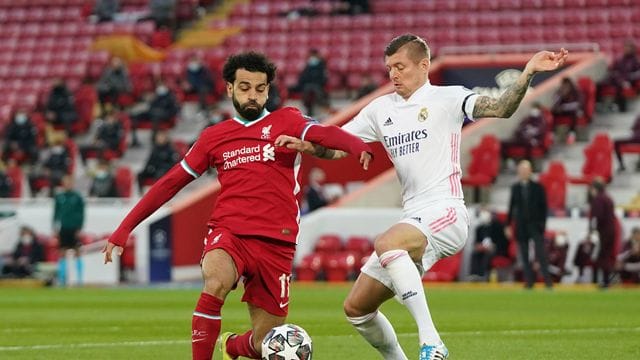 Liverpools Mohamed Salah (l) kämpft mit Toni Kroos von Real Madrid um den Ball.