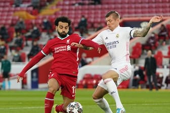 Liverpools Mohamed Salah (l) kämpft mit Toni Kroos von Real Madrid um den Ball.