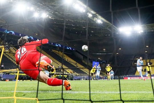 Dortmunds Torwart Marwin Hitz (l) kann den Treffer per Elfmeter von Riyad Mahrez (2.