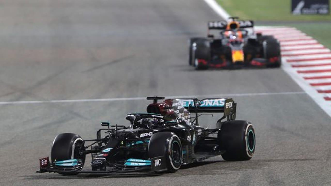 Die Fans hoffen auf eine Fortsetzung des Duells von Max Verstappen (hinten) gegen Weltmeister Lewis Hamilton.
