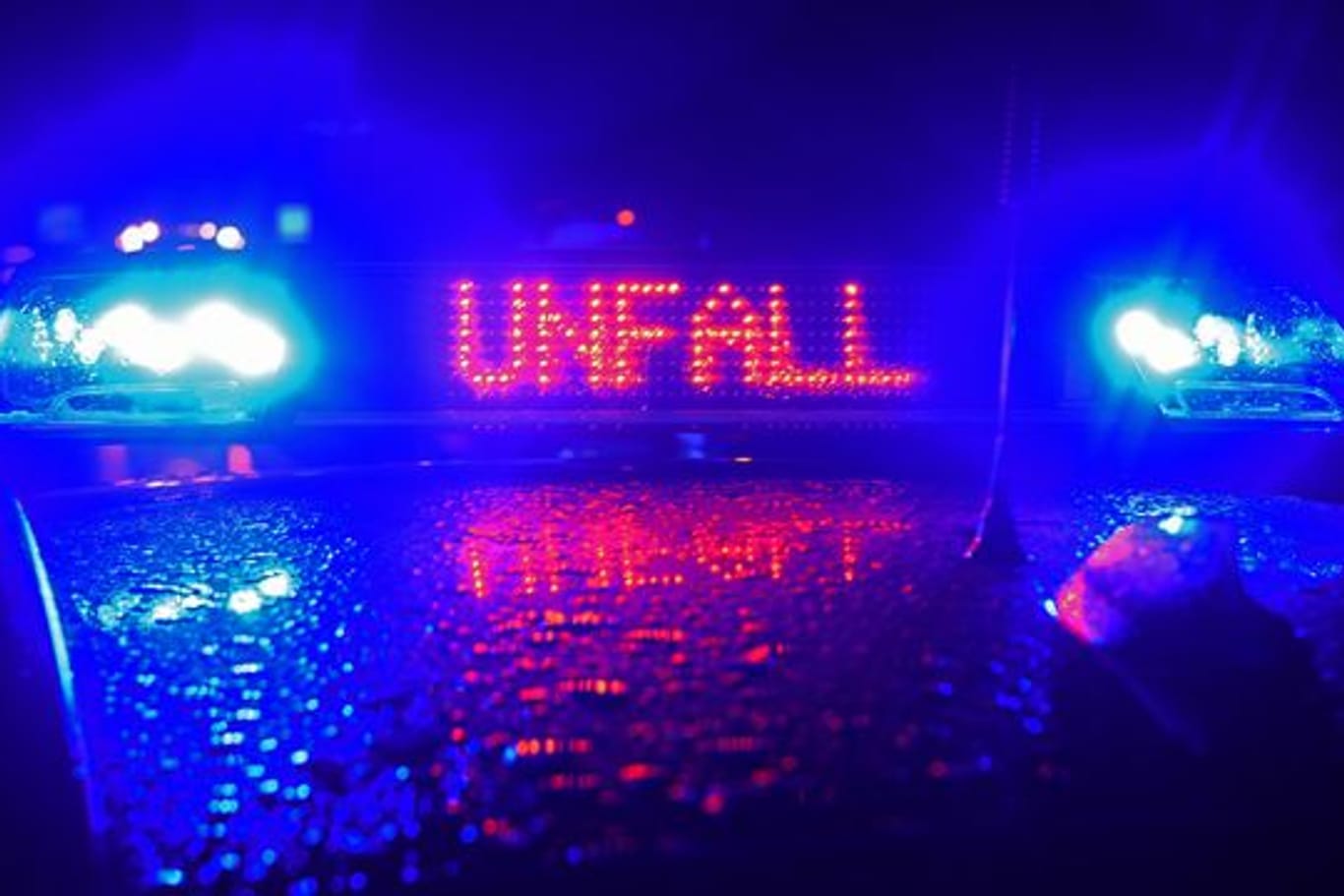 Blaulicht und der LED-Schriftzug "Unfall" auf dem Dach eines Polizeistreifenwagens (Symbolbild): Auf der A4 kommt es zu Verkehrsbeeinträchtigungen.