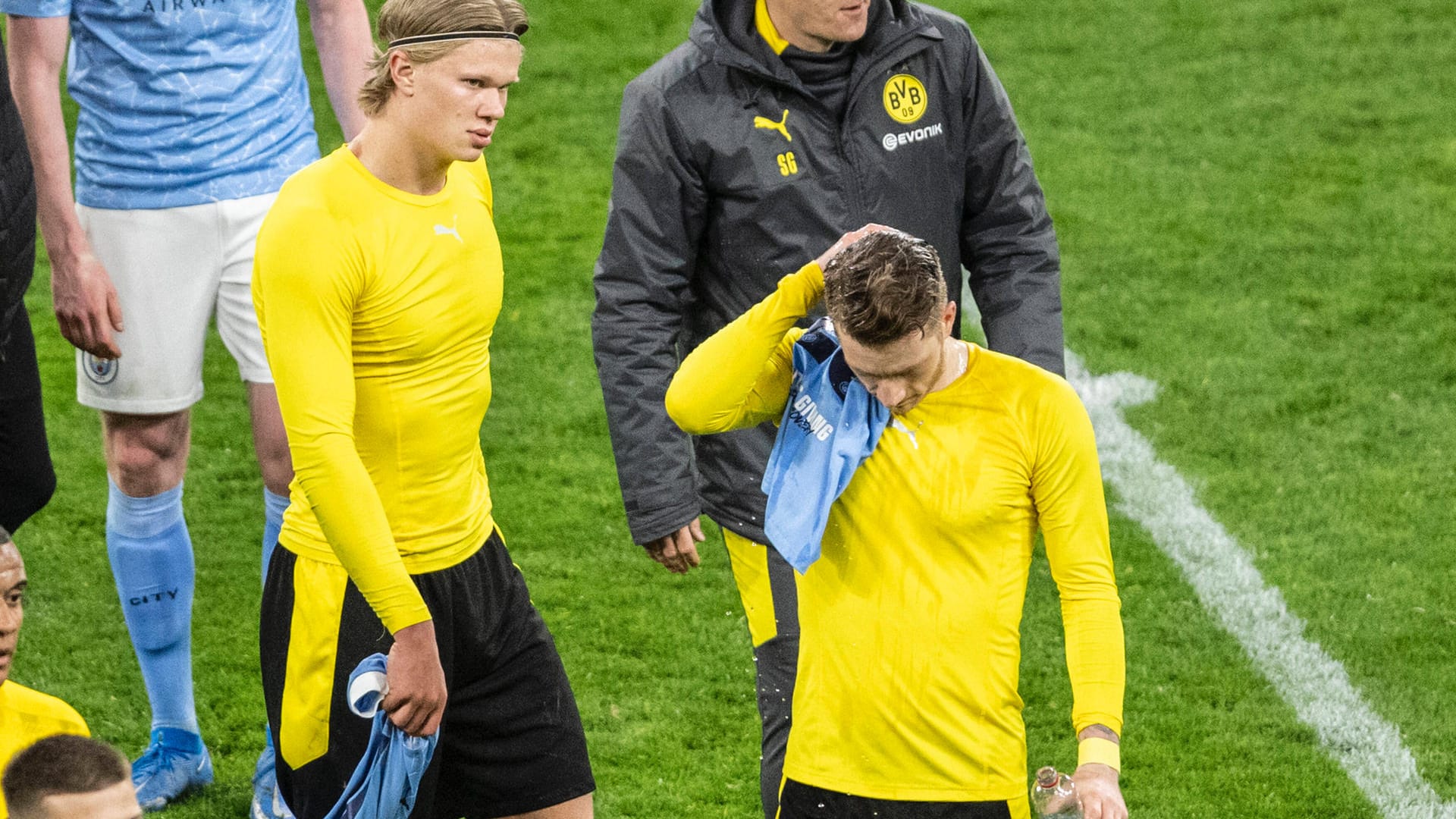 Eine Halbzeit lang konnte Borussia Dortmund auf die Sensation hoffen. Doch individuelle Fehler gegen verhinderten das Weiterkommen.