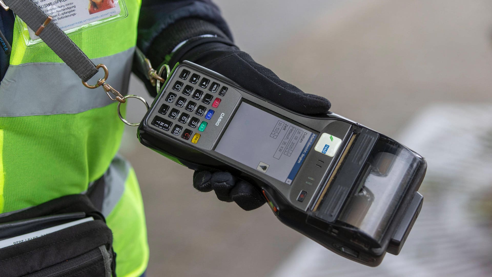 Eine Fahrkarten-Kontrolleurin (Symbolbild): Gegen vier Personen wird wegen gegenseitiger Körperverletzung ermittelt.