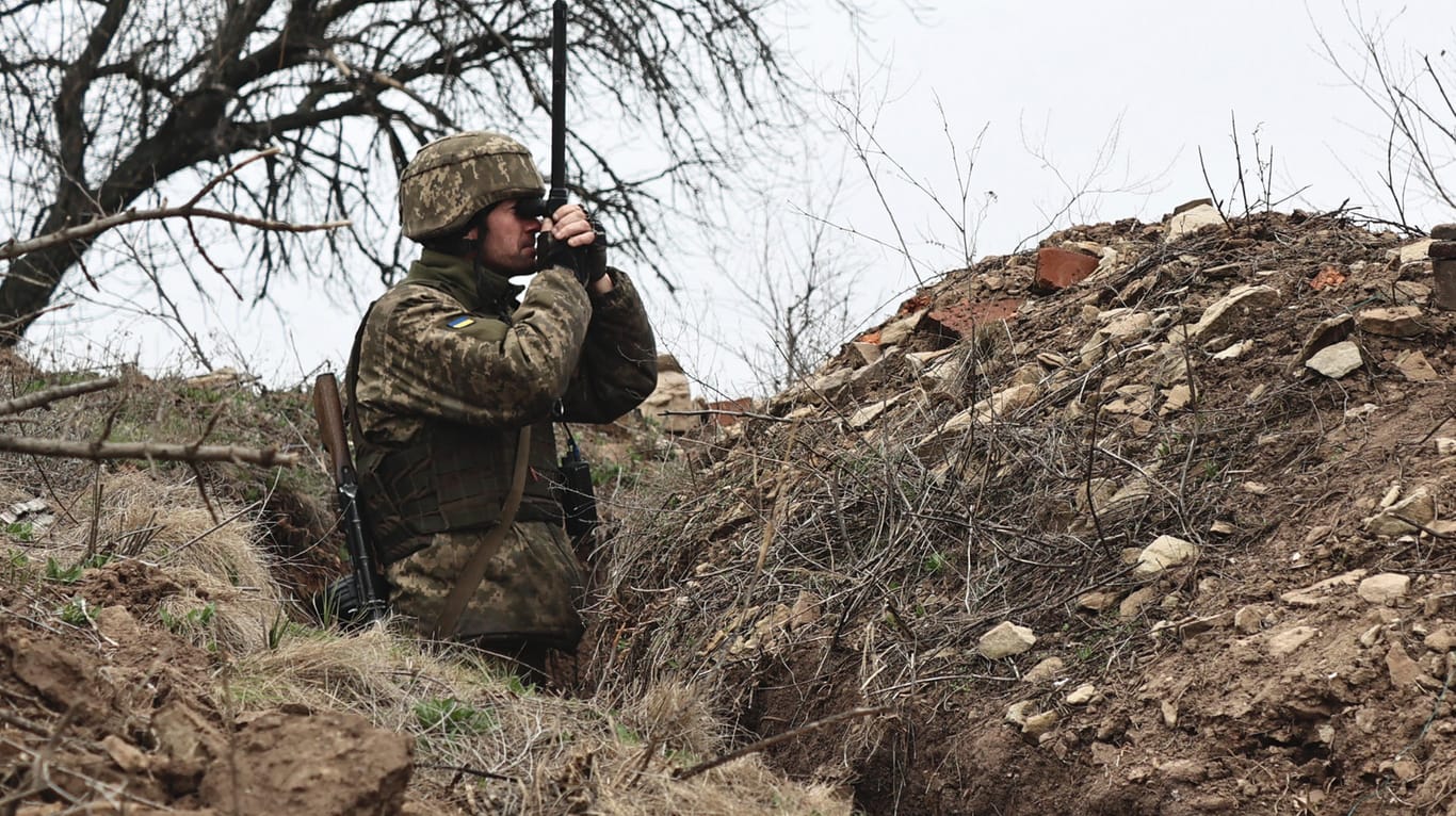 Ein ukrainischer Soldat späht Positionen der pro-russischen Rebellen im Osten der Ukraine aus.