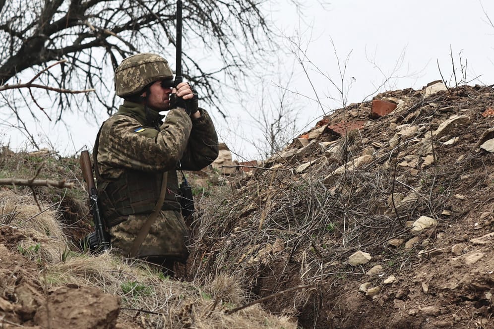 Ein ukrainischer Soldat späht Positionen der pro-russischen Rebellen im Osten der Ukraine aus.