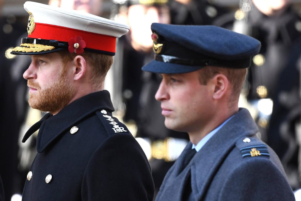 Prinz Harry und Prinz William: Die Queen hat jetzt entschieden, was sie und die anderen Mitglieder der Royal Family auf Prinz Philips Beerdigung tragen.