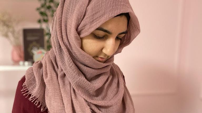 Anisha Khan: Die Kölnerin fastet jedes Jahr. Ihr gefällt, dass in den Wochen des Ramadan die Familie näher zusammenrückt.