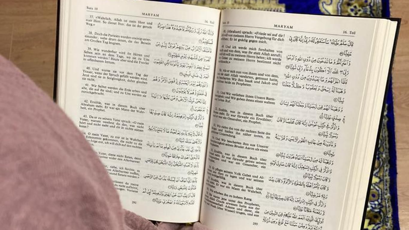 Anisha Khan liest im Koran: Während des Ramadan beschäftigt sich die Lehramtsstudentin besonders intensiv mit ihrem Glauben.