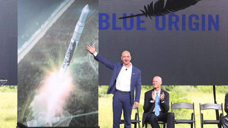 Jeff Bezos präsentiert eine Rakete seiner Firma Blue Origin: Er hat die Firma vor 20 Jahren gegründet.