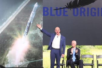 Jeff Bezos präsentiert eine Rakete seiner Firma Blue Origin: Er hat die Firma vor 20 Jahren gegründet.