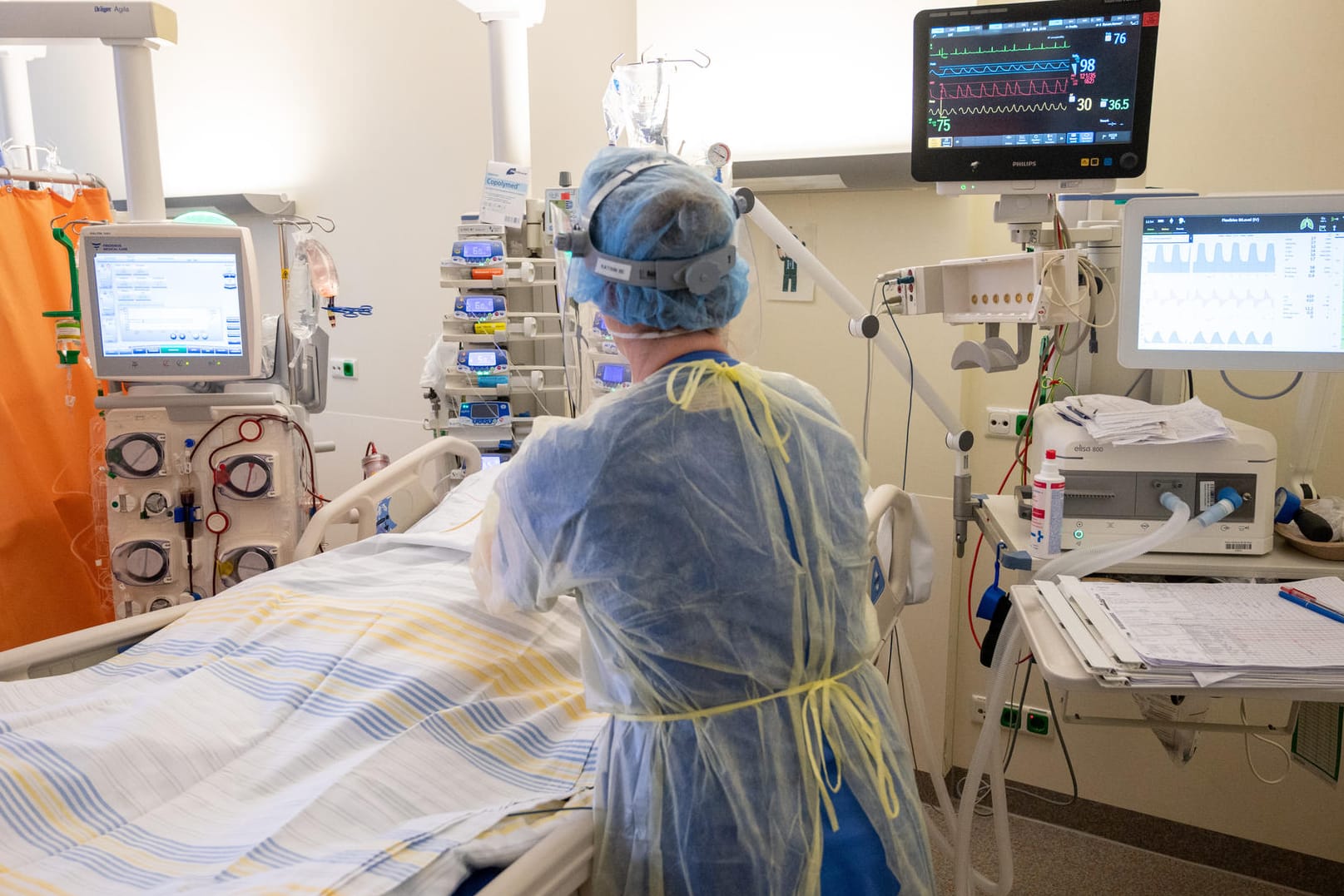 In einem Zimmer der Intensivstation wird ein Patient mit einem schweren Krankheitsverlauf behandelt: Aufgrund der steigenden Infektionszahlen in Deutschland fordern Mediziner schärfere Maßnahmen.