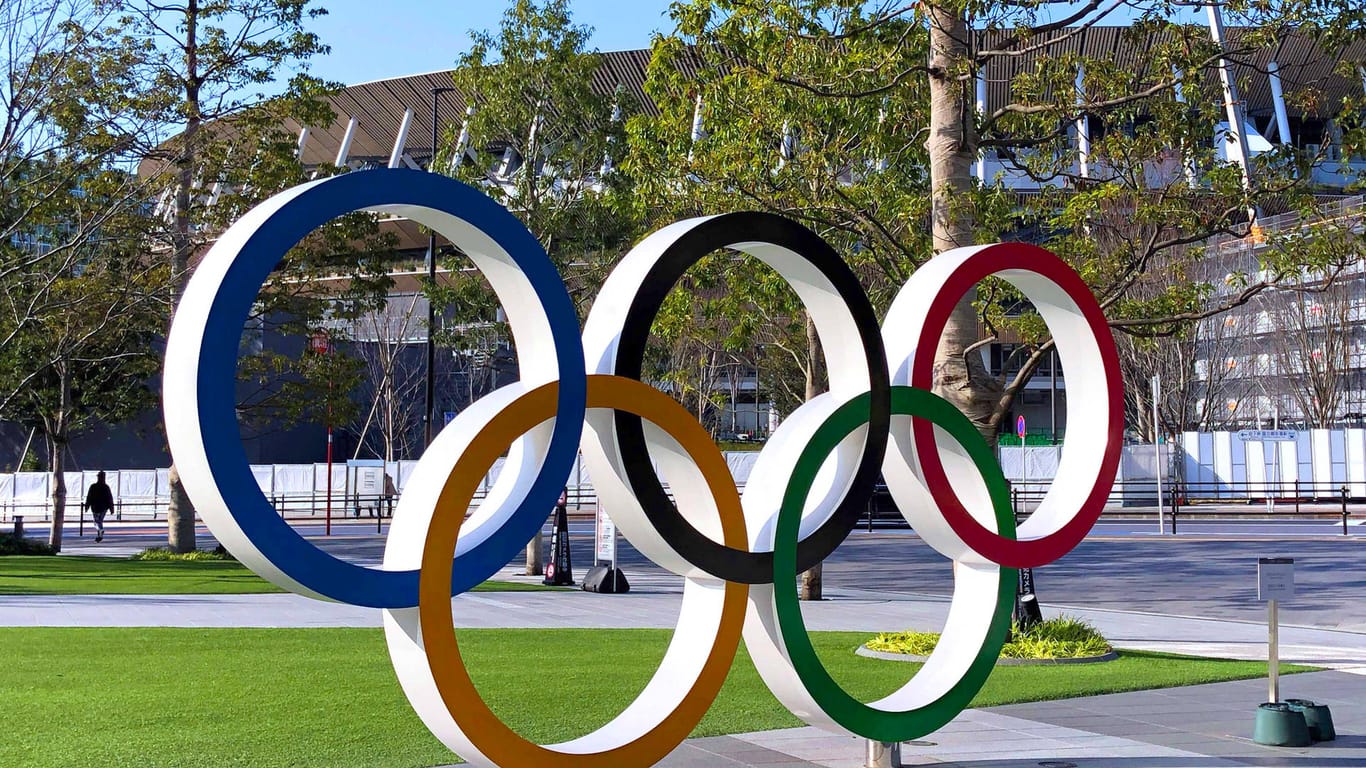 Die Olympischen Ringe vor dem Olympiastadion in Tokio: Noch ist über das Schicksal der Spiele nicht entschieden.