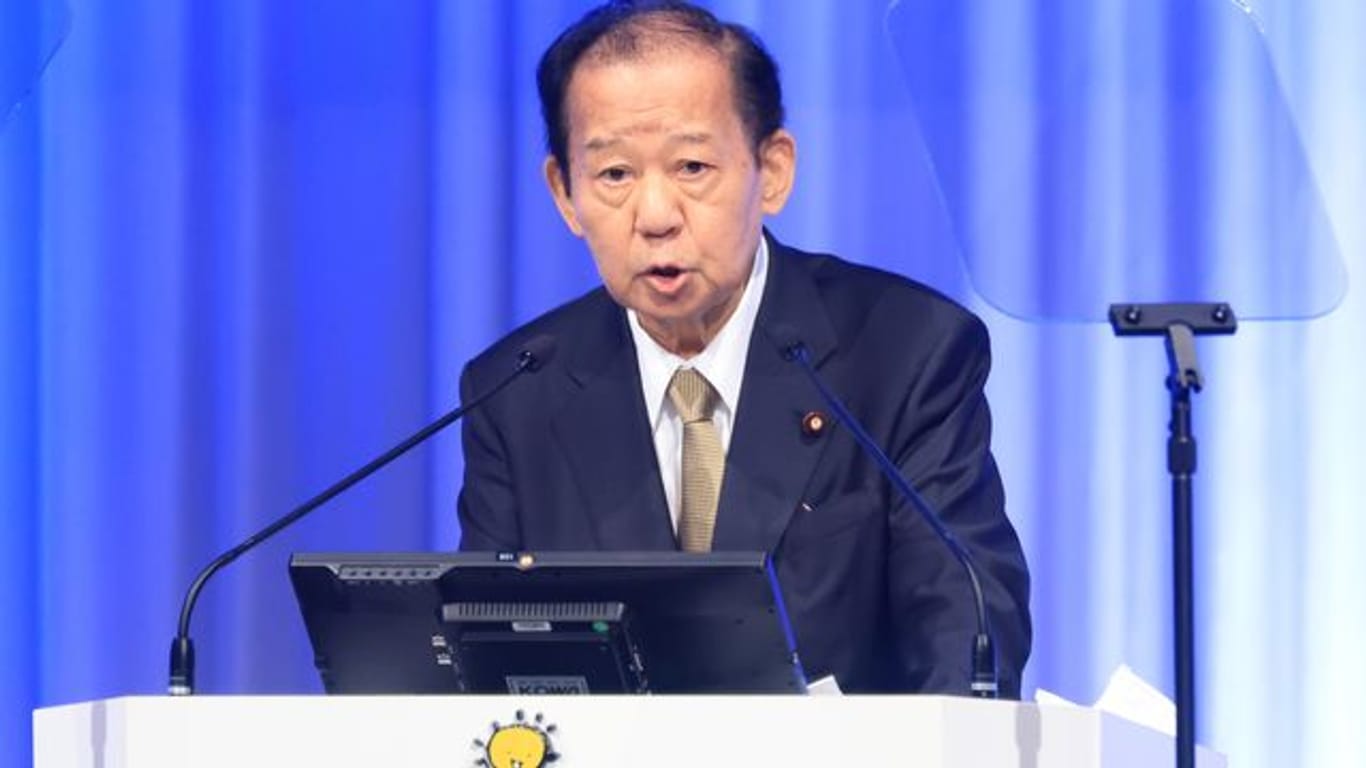 Toshihiro Nikai nannte eine Absage der Sommerspiele wegen der Corona-Pandemie als mögliche Option.