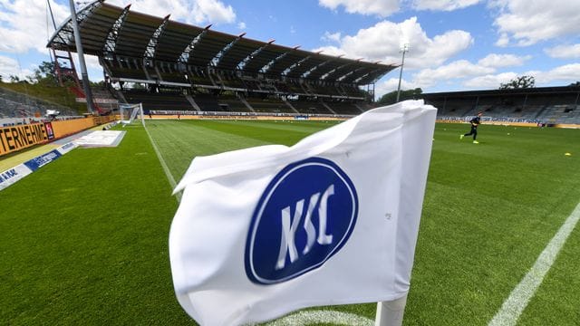 Beim Karlsruher SC sind zwei weitere Spieler positiv auf das Coronavirus getestet worden. Beim Karlsruher SC sind zwei weitere Spieler positiv auf das Coronavirus getestet worden.