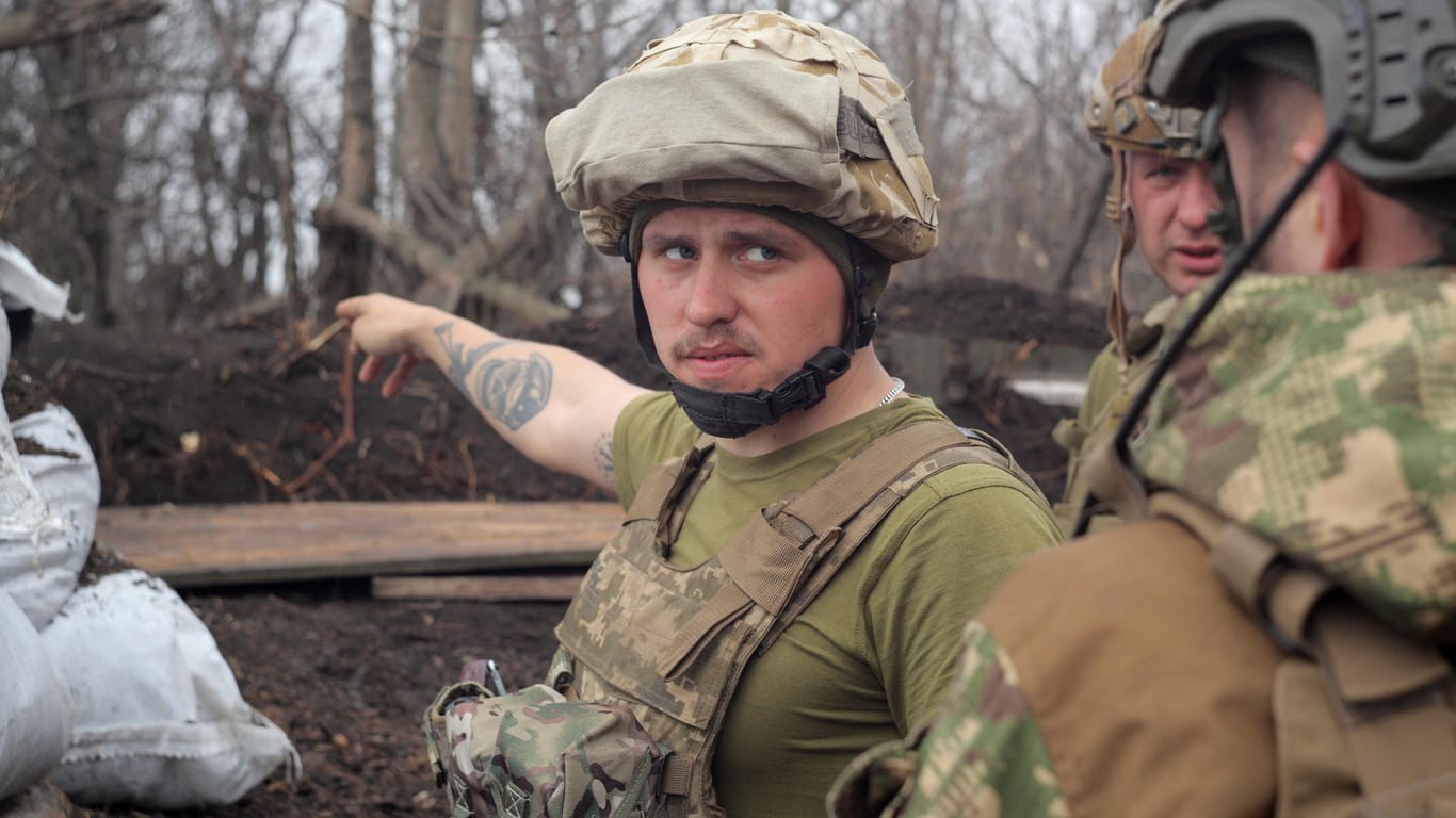 Ukrainischer Soldat: Russland hat bereits zehntausende Soldaten an die Grenze zur Ukraine verlegt.