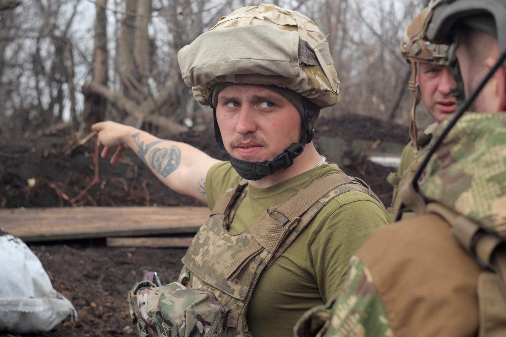 Ukrainischer Soldat: Russland hat bereits zehntausende Soldaten an die Grenze zur Ukraine verlegt.