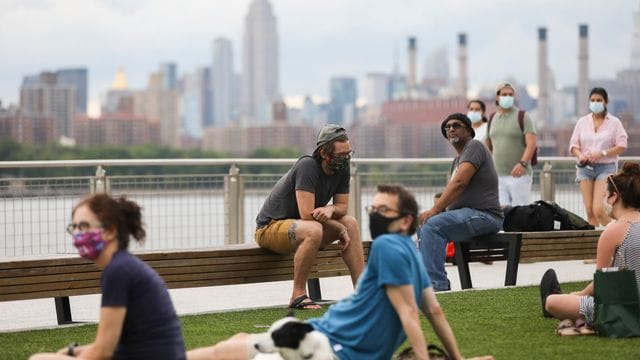Immer mehr New Yorker werden geimpft - eine Metropole träumt von der Rückkehr ins pralle Leben, die Künstler von ihrem Publikum. Immer mehr New Yorker werden geimpft - eine Metropole träumt von der Rückkehr ins pralle Leben, die Künstler von ihrem Publikum.