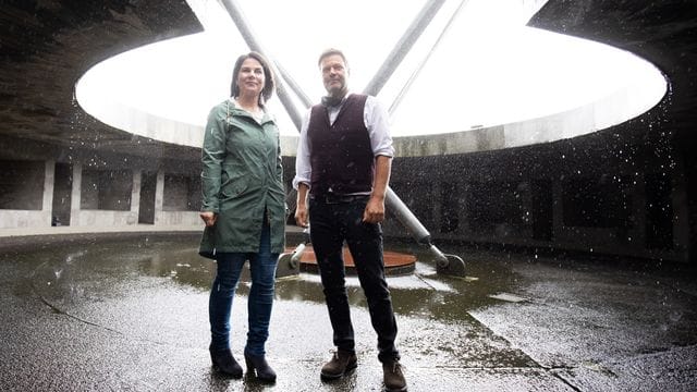 Robert Habeck (r), Bundesvorsitzender Bündnis 90/Die Grünen, und Annalena Baerbock, Bundesvorsitzende Bündnis 90/Die Grünen, bei der Besichtigung des Energiebunkers in Hamburg-Wilhelmsburg. Robert Habeck (r), Bundesvorsitzender Bündnis 90/Die Grünen, und Annalena Baerbock, Bundesvorsitzende Bündnis 90/Die Grünen, bei der Besichtigung des Energiebunkers in Hamburg-Wilhelmsburg.