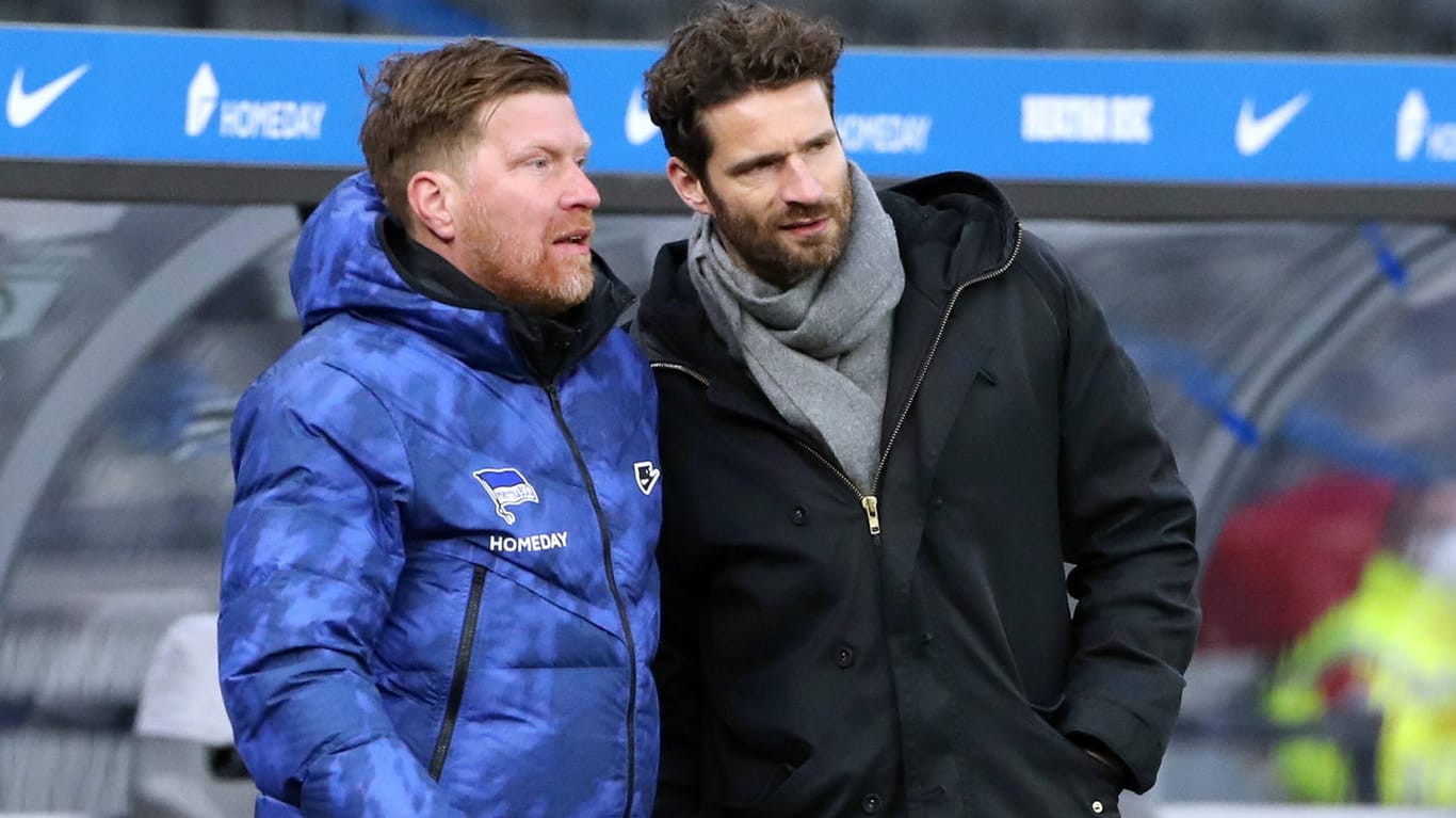 Weil auch die Co-Trainer Admir Hamzagic (nicht im Bild) und Zecke Neuendorf (l.) in Quarantäne müssen, übernimmt Sportdirektor Arne Friedrich temporär die Betreuung der Mannschaft.