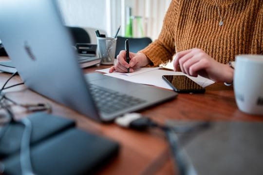 Im Homeoffice arbeiten viele Beschäftigte an einem nicht-ergonomischen Arbeitsplatz.